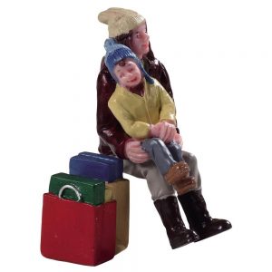 Mamma e Figlio seduti con Regali Christmas Shopping Break H 5 cm, set di 2 pezzi Personaggio Lemax - 92766