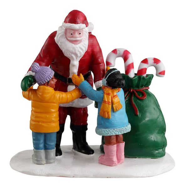 Babbo Natale con Bambini Santa Gets a Hug H 7 cm Personaggio Lemax - 32211