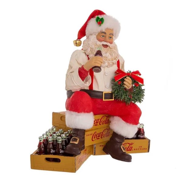 Babbo Natale Pregiato Seduto su Casse di Bottiglie Coca-Cola® Kurt Adler - H 25 cm - immagine 2