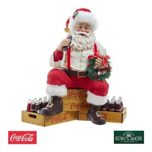 Babbo Natale Pregiato Seduto su Casse di Bottiglie Coca-Cola® Kurt Adler - H 25 cm