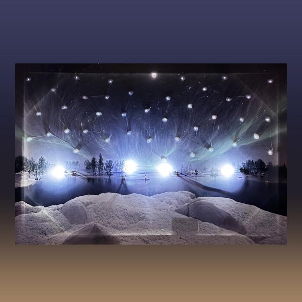 Quadro in tela Luminoso Natalizio con Aurora Boreale su Lago - 60 x 40 cm - immagine 2