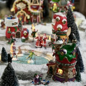 Lemax Inspiration n°1: Casette degli Elfi con Pista di Pattinaggio al Santa's Wonderland
